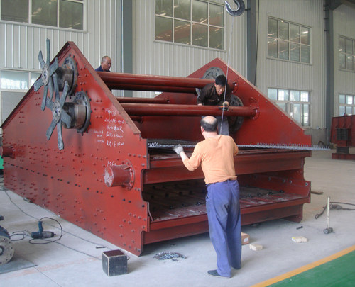 上海某机械厂正在安装我公司所产弯钩锰钢筛网